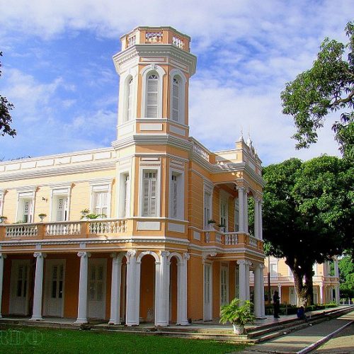 UFC anuncia concurso com cinco vagas para professores e salário inicial de R$ 6,3 mil