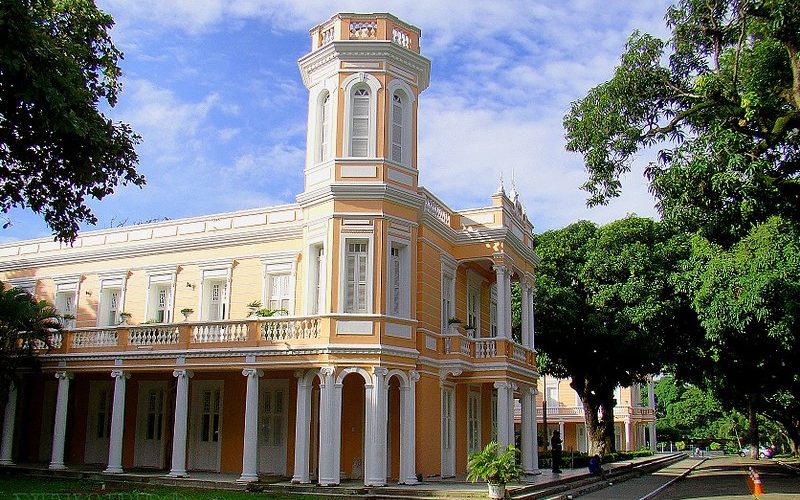 UFC anuncia concurso com cinco vagas para professores e salário inicial de R$ 6,3 mil