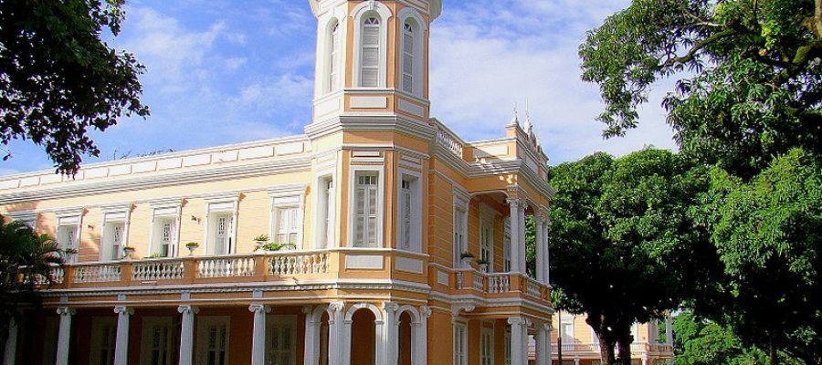 UFC anuncia concurso com cinco vagas para professores e salário inicial de R$ 6,3 mil