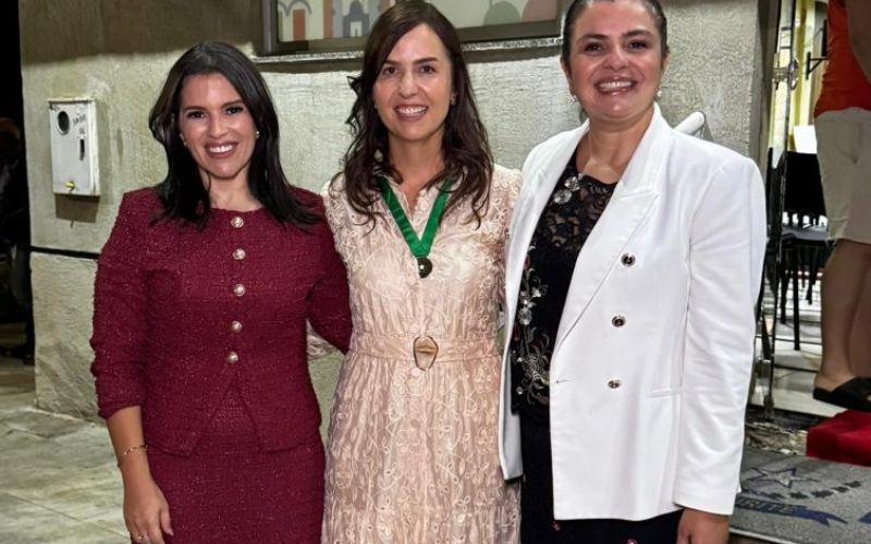 Primeira-dama do Ceará é homenageada com maior honraria da Câmara de Baturité