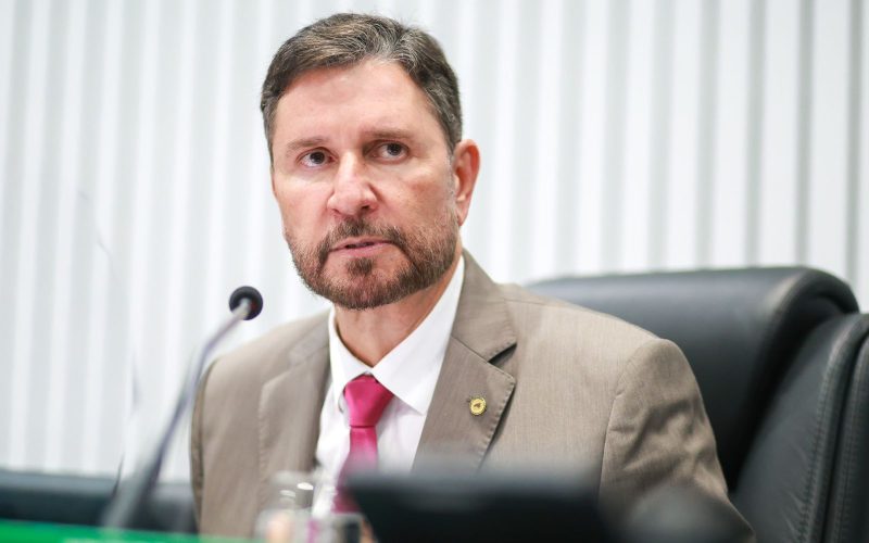 Alece anuncia Cid Gomes e Camilo Santana como agraciados com a Medalha Virgílio Távora