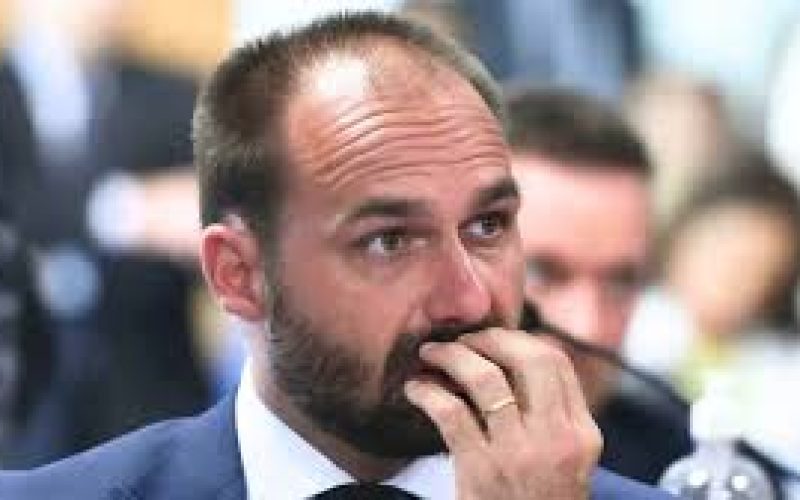 PF investiga possível uso de recursos ligados a filme sobre Bolsonaro para custear despesas nos EUA de Eduardo Bolsonaro