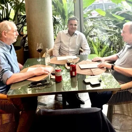 Aécio, Ciro e Tasso se reúnem e discutem cenário político do Ceará de olho em 2026