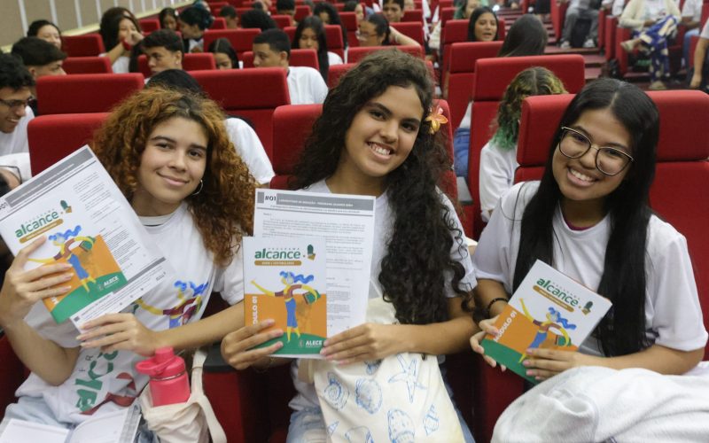 Programa Alcance Enem reúne mais de dois mil jovens e busca novo recorde de aprovações